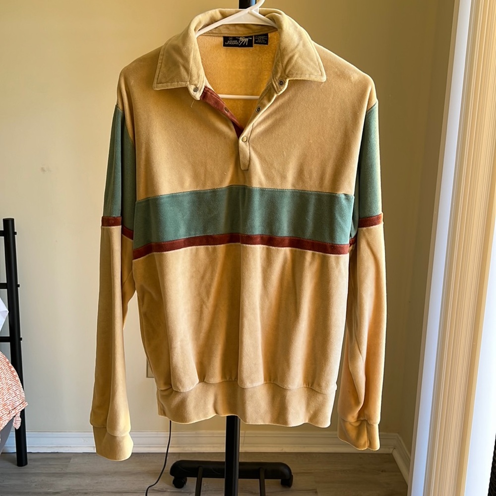 A cute sweatshirt. Only wore a few times smoke free home